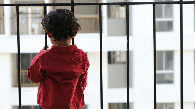 4 Tips Menjaga Keamanan Anak di Rumah dengan Balkon, Selalu Waspada