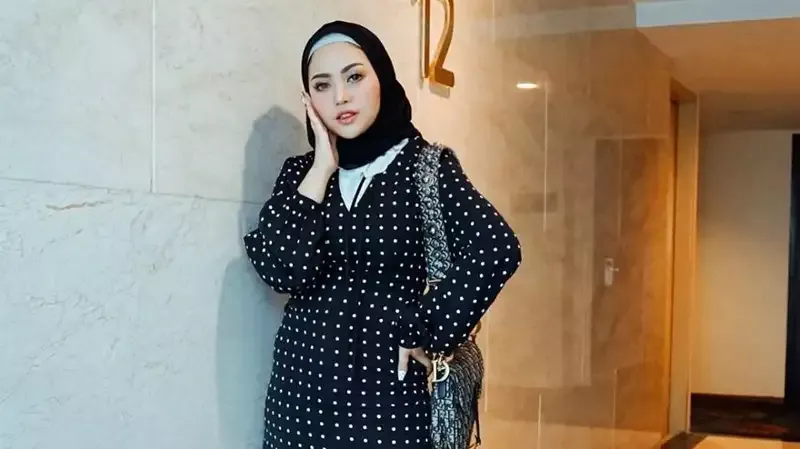 5 Gaya Trendi Rachel Vennya dengan Hijab, Super Stylish!