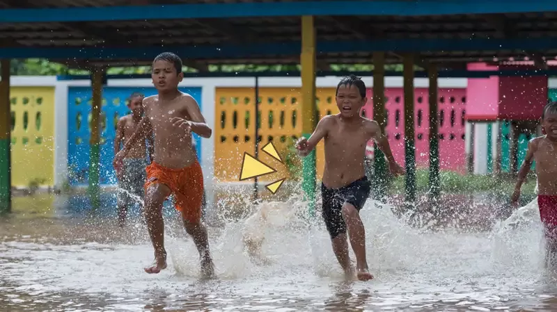 5 Bahaya Membiarkan Anak Bermain Air Banjir