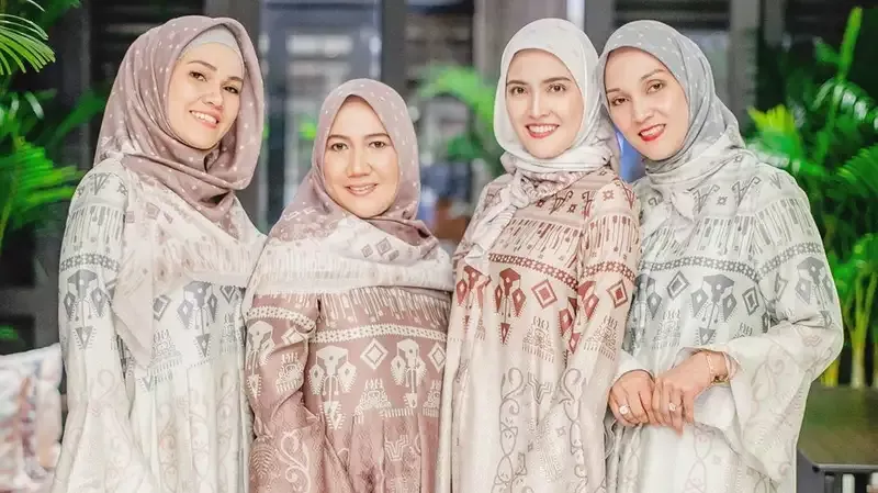 5 Potret Hangat Buka Puasa Bareng Keluarga, Shandy Aulia Kejutkan Ayah Memakai Hijab