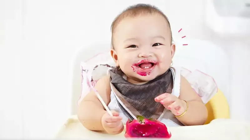 8 Cara Mengajarkan Bayi Makan Sendiri
