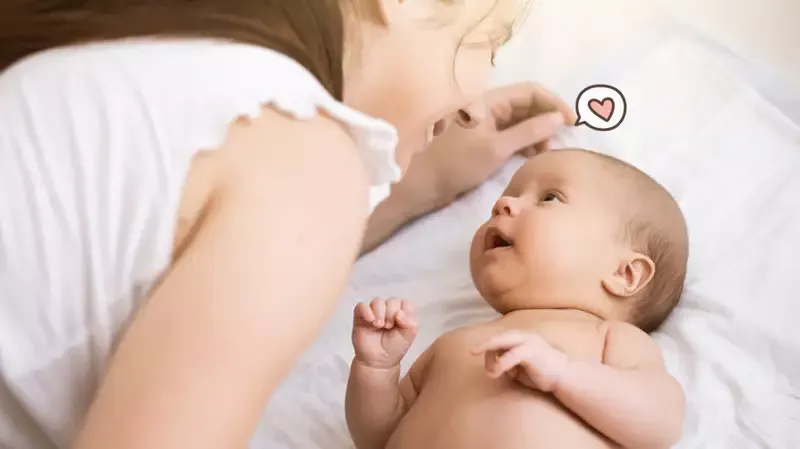 Bagaimana Cara Berbicara dengan Bayi? Perhatikan Sesuai Umurnya, Moms!