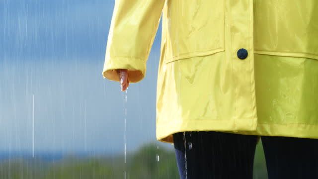 8 Rekomendasi Jas Hujan Terbaik, Awet dan Anti Rembes!