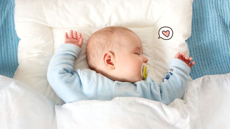Kapan Bayi Boleh Tidur dengan Bantal dan Selimut?