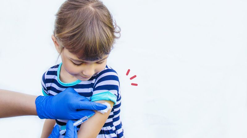 Vaksinasi Anak Saat Pandemi COVID-19? Ini Panduan Amannya