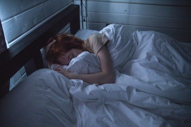 8 Penyebab Tubuh Berkeringat Saat Malam Hari, Salah Satunya Gangguan Hormon!