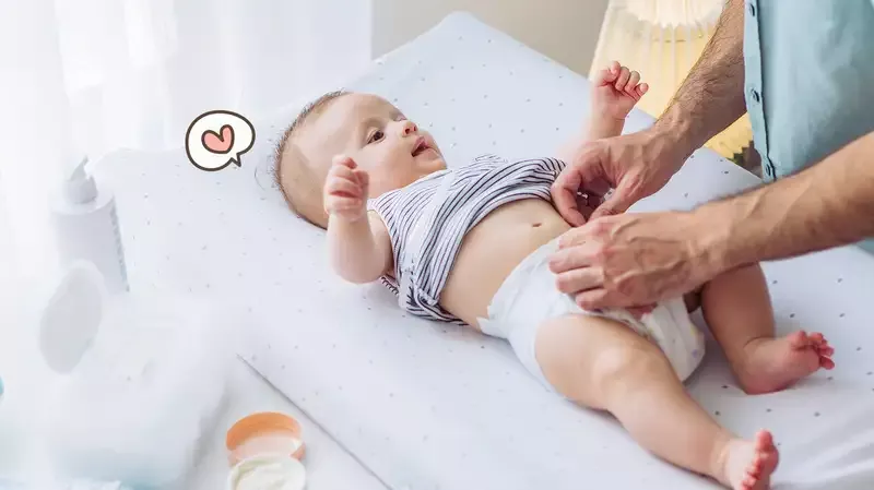 4 Cara Membuat Acara Mengganti Popok Bayi Lebih Menyenangkan