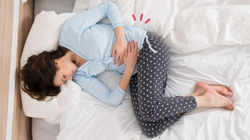 5 Posisi Tidur untuk Mengurangi Nyeri Haid, Coba Tidur Meringkuk, Moms!