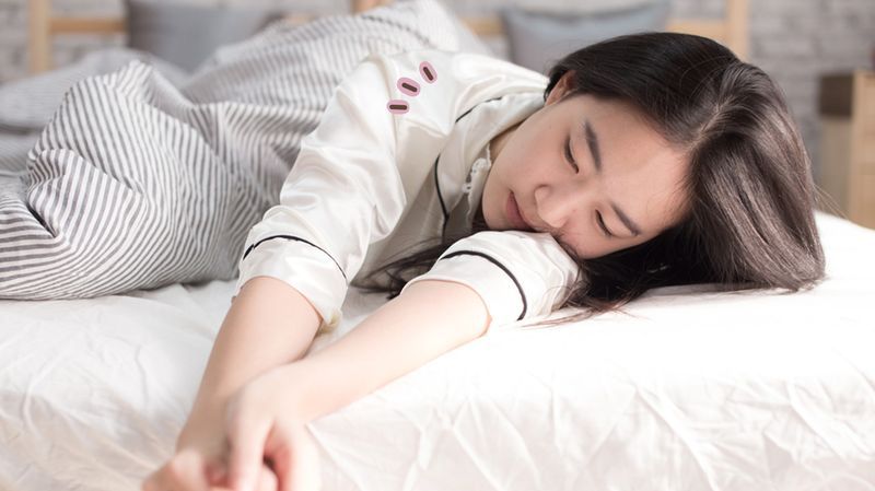 8 Manfaat Tidur Tanpa Bantal untuk Kesehatan, Ada Risikonya Juga!