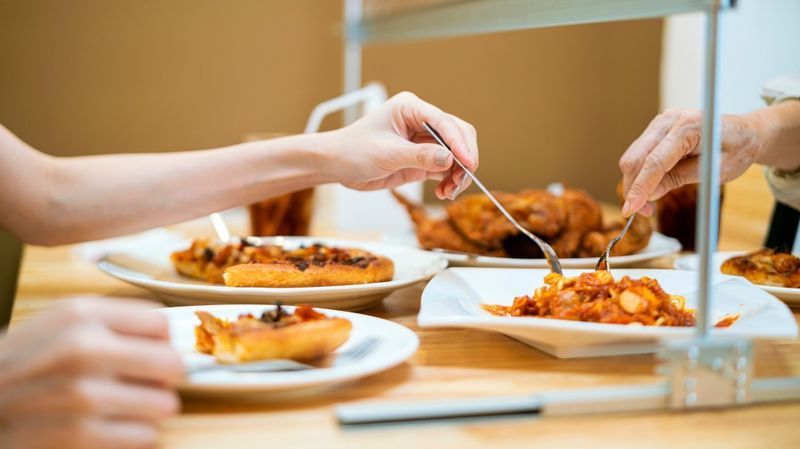 Tips Aman Pesan Makanan di Restoran Agar Tidak Masuk ke Klaster Restoran