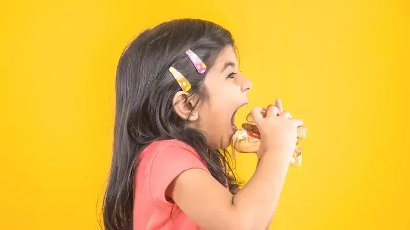 4 Trik Agar Anak Mengurangi Makan Junk Food