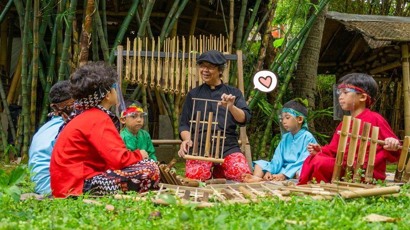 10 Alat Musik Jawa Barat yang Suaranya Khas dan Merdu Pisan!