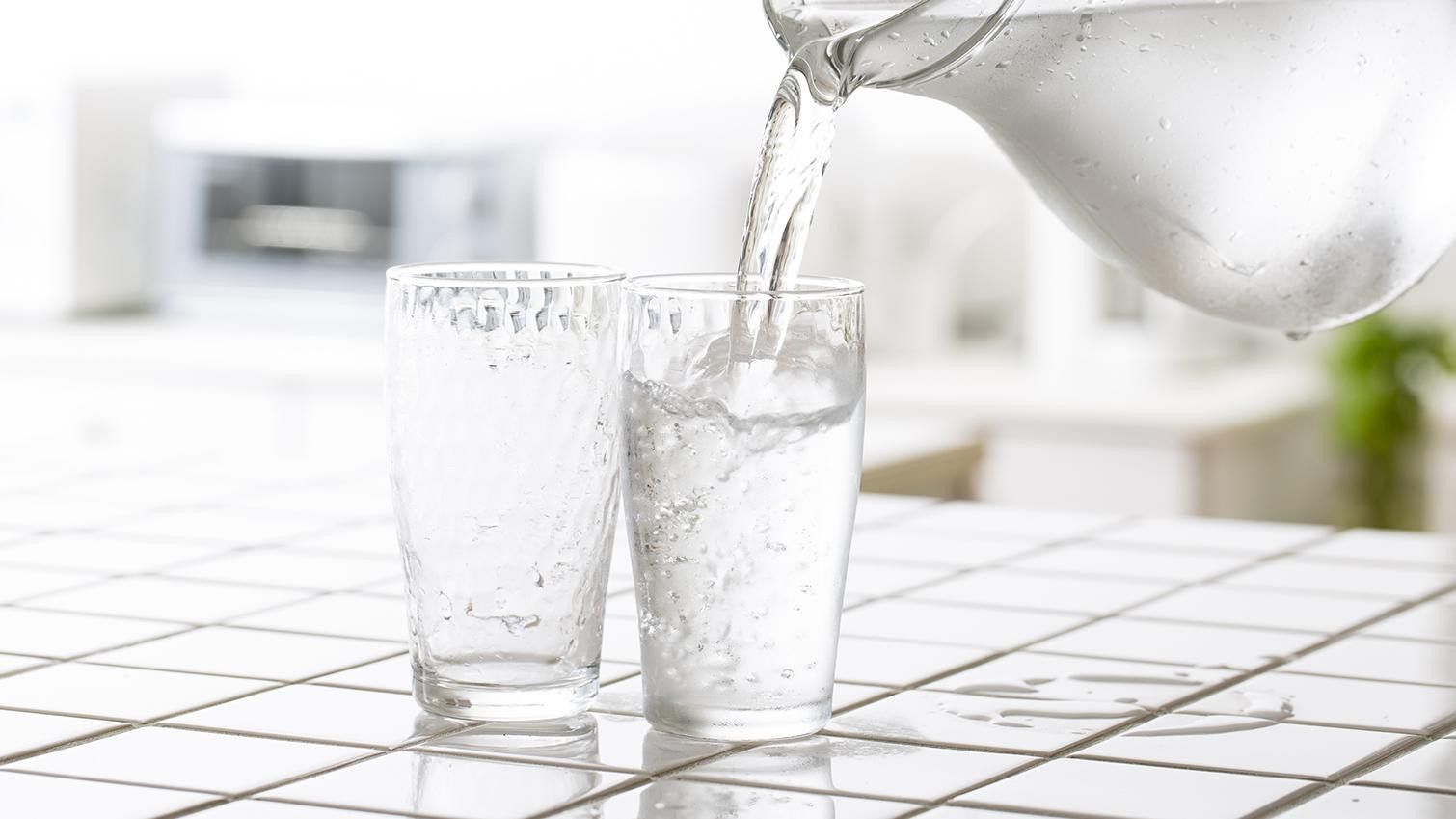 Benarkah Minum Air Hangat Lebih Baik untuk Kesehatan daripada Air Dingin?