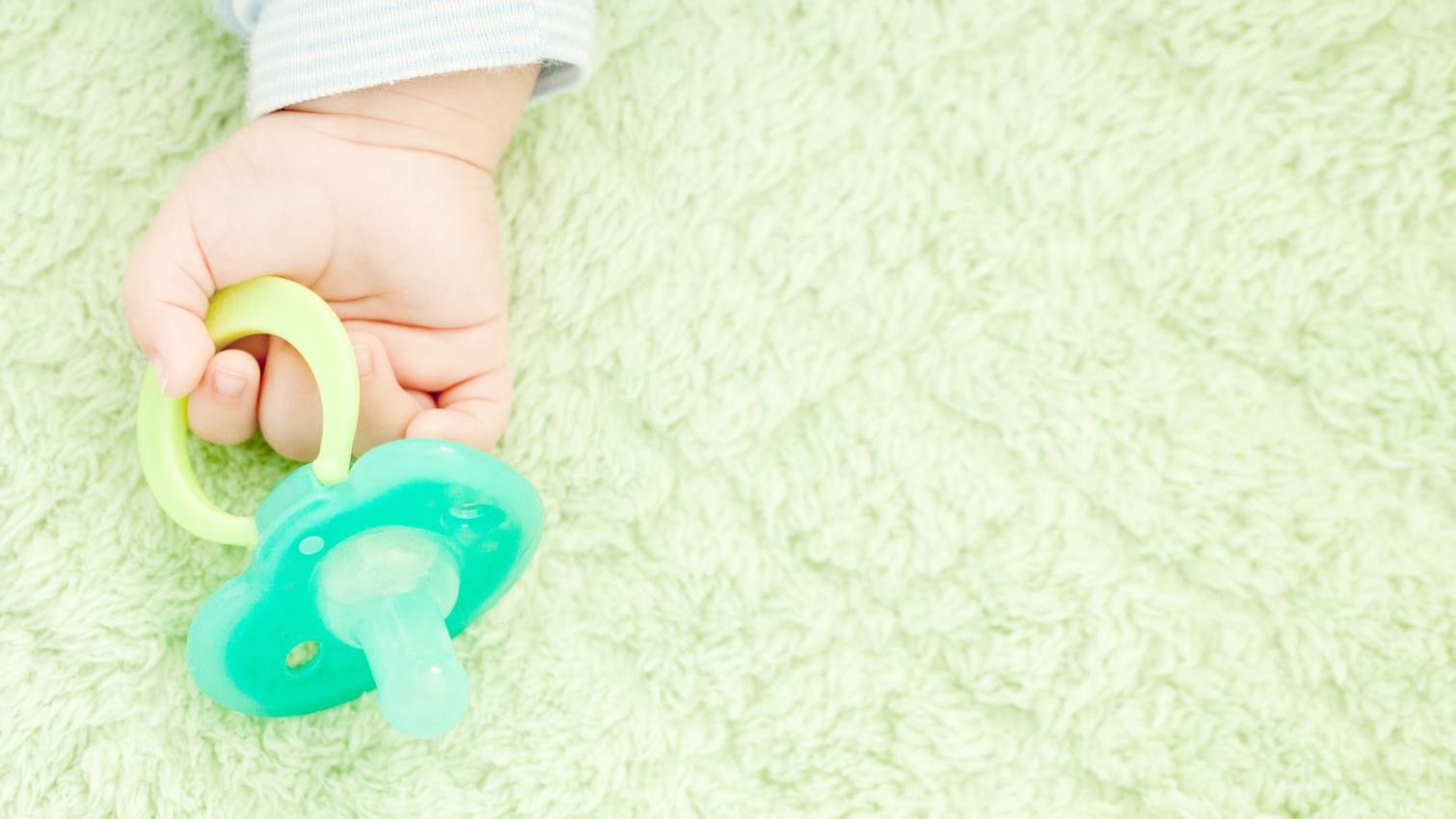 Benarkah Empeng Dot Bisa Merusak Gigi Bayi?