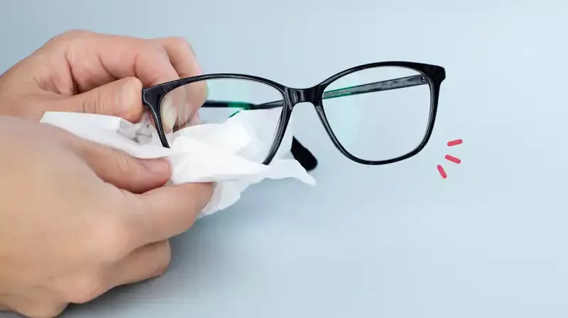 8 Cara Membersihkan Kacamata yang Buram dengan Efektif