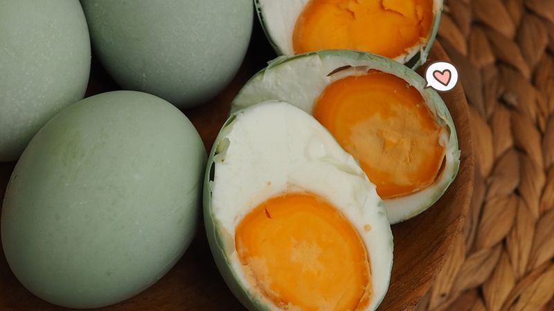 6 Cara Membuat Telur Asin dengan Abu Gosok, Mudah dan Praktis!