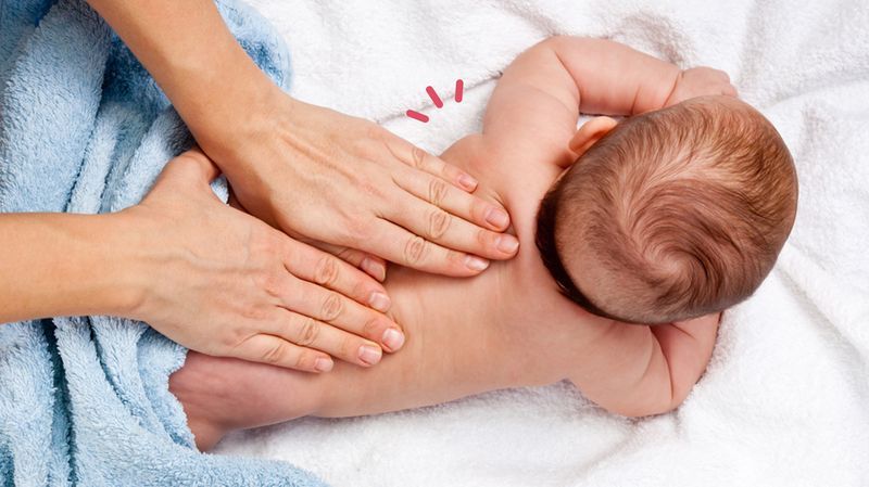 Cara Memijat Bayi yang Bisa Moms Lakukan di Rumah