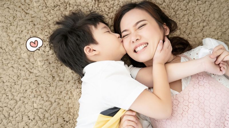 12 Cara Menghormati Orang Tua yang Perlu Diajarkan pada Anak