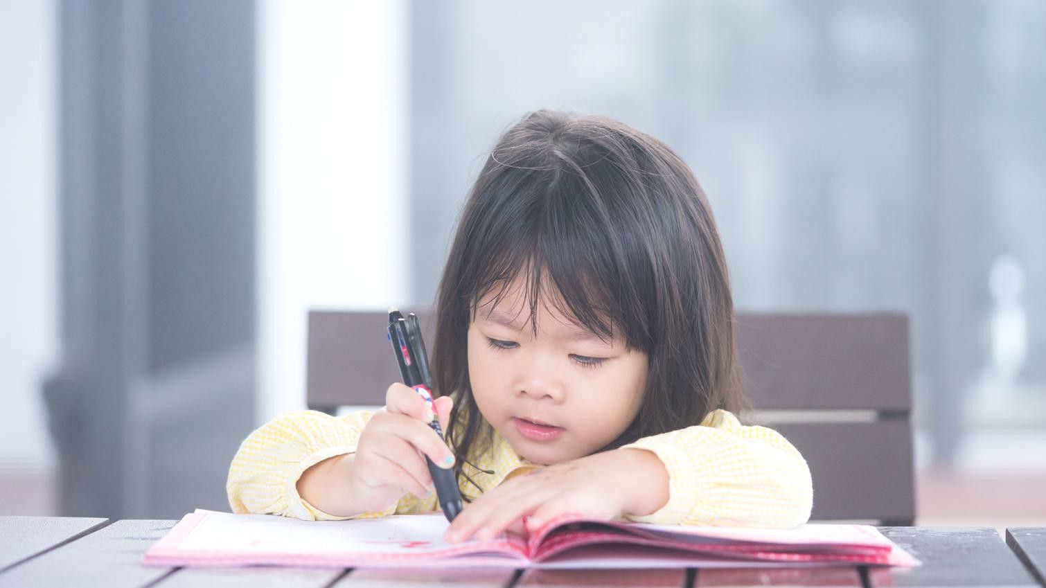 6 Cara Seru Mengajari Anak Menulis