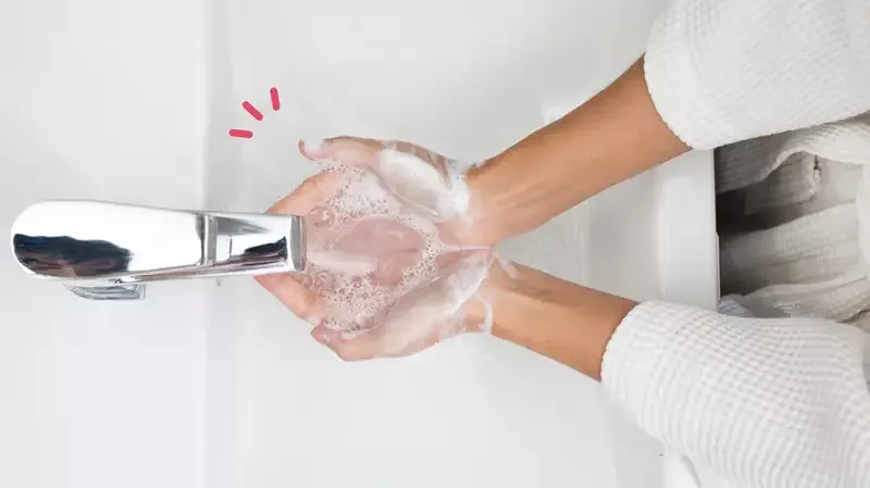 Cuci Tangan dengan Hand Sanitizer atau Sabun dan Air? Ini Plus Minusnya!