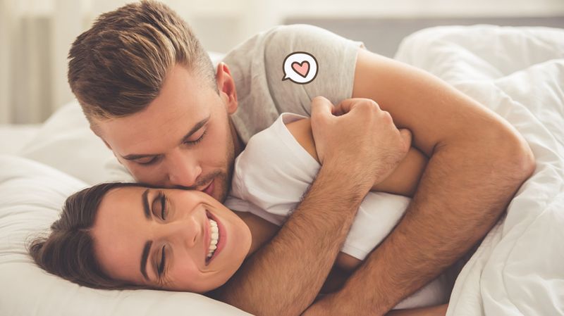 7 Posisi Cuddling dengan Pasangan untuk Meningkatkan Kemesraan dan Kehangatan Hubungan