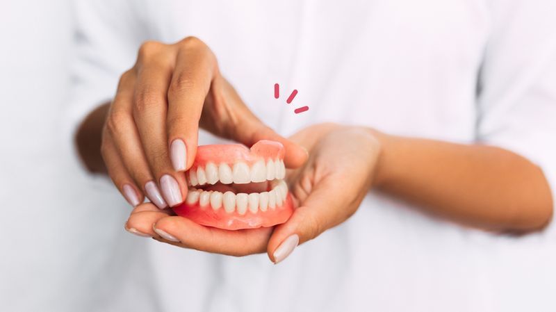 Sebelum Pasang Gigi Palsu, Ini 12 Fakta Penting yang Perlu Diketahui