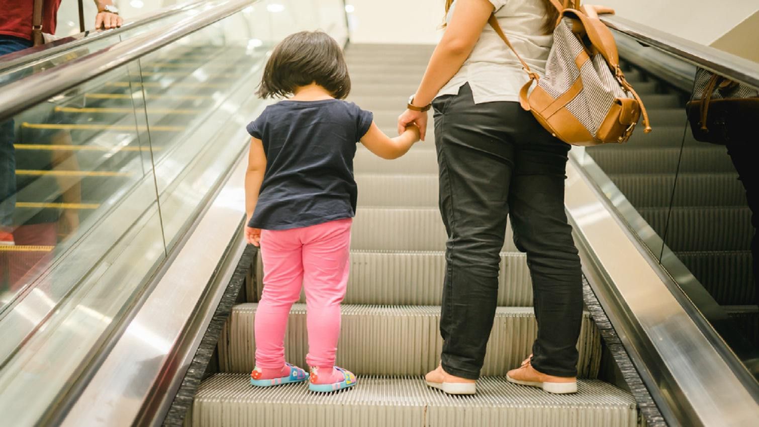 Peristiwa Anak Jatuh dari Eskalator, Pahami 8 Tips Aman Saat Naik Turun Eskalator