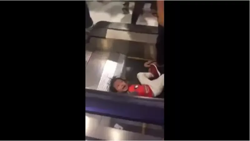 Video Anak Tersangkut di Eskalator Mal, Ingatkan Moms Harus Waspada Agar Anak Tidak Celaka
