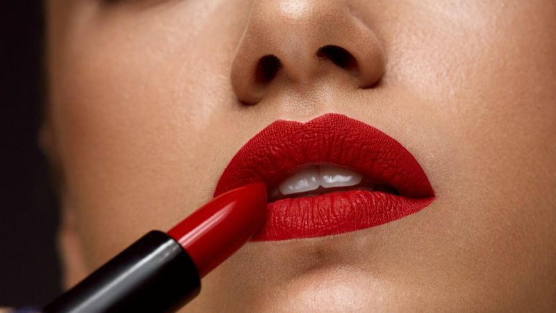 6 Rekomendasi Lipstik Merah Lokal Untuk Natal, Warnanya Cantik!