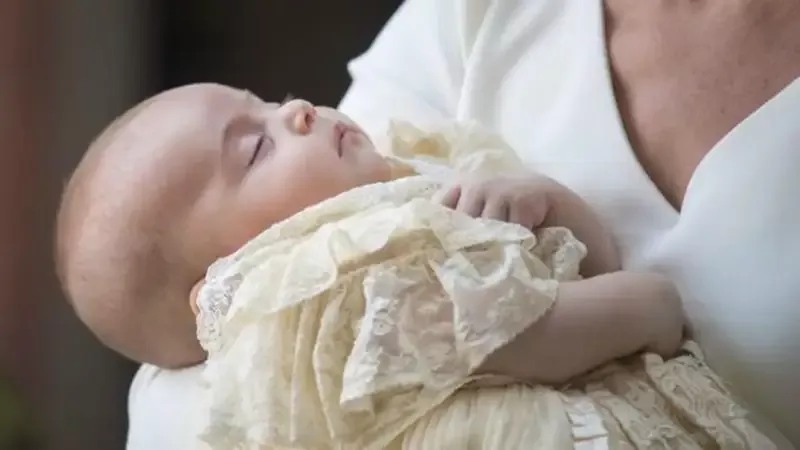 4 Fakta di Balik Baju Baptis Pangeran Louis