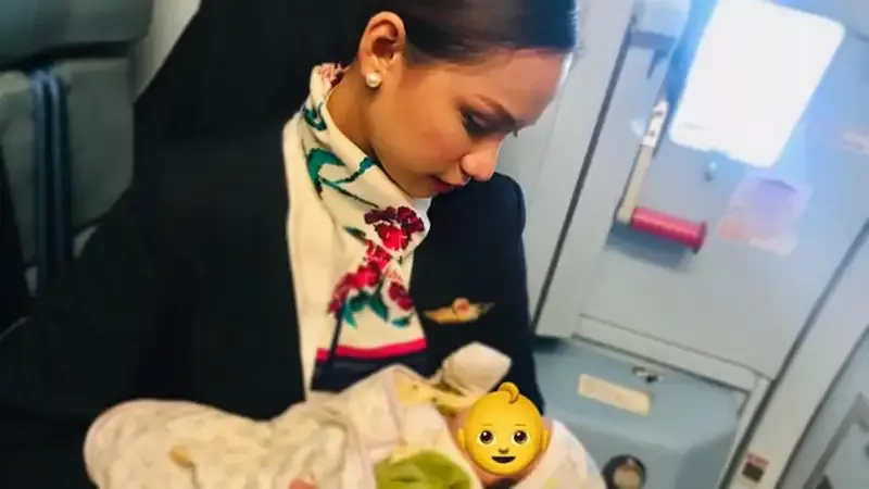 Salut! Pramugari Ini Menyusui Bayi Penumpang yang Kelaparan di Pesawat