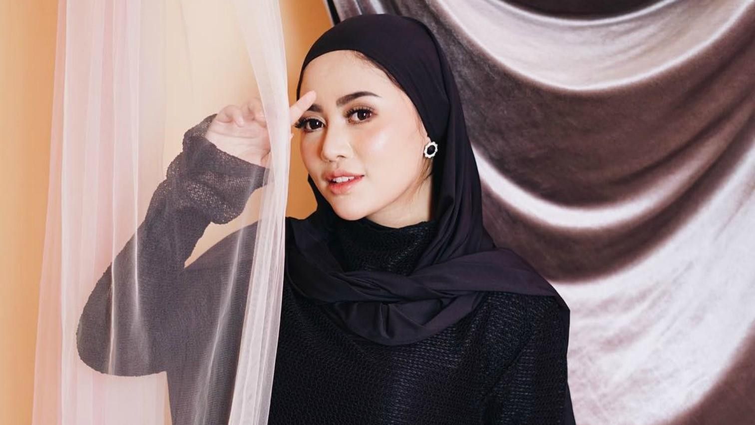 7 Foto Rachel Vennya dalam Balutan Hijab, Cantik!