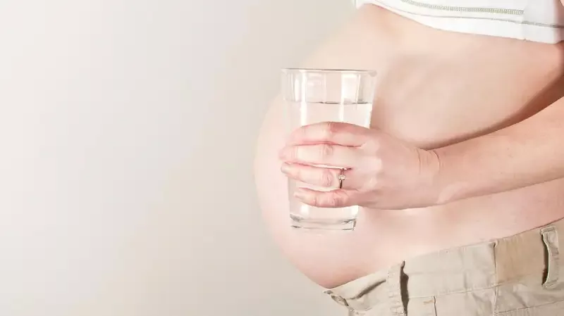Sering Disepelekan, Ini Manfaat Luar Biasa Air Putih Untuk Ibu Hamil