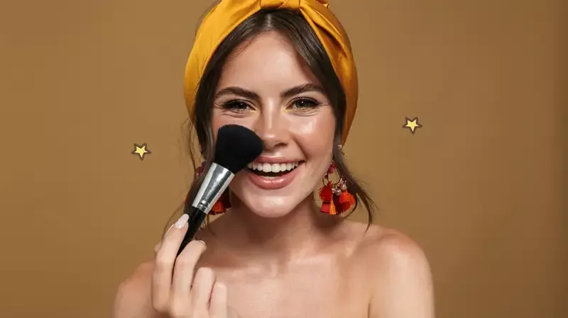 9 Tips Makeup untuk Kulit Berminyak agar Tahan Lama Seharian | Orami