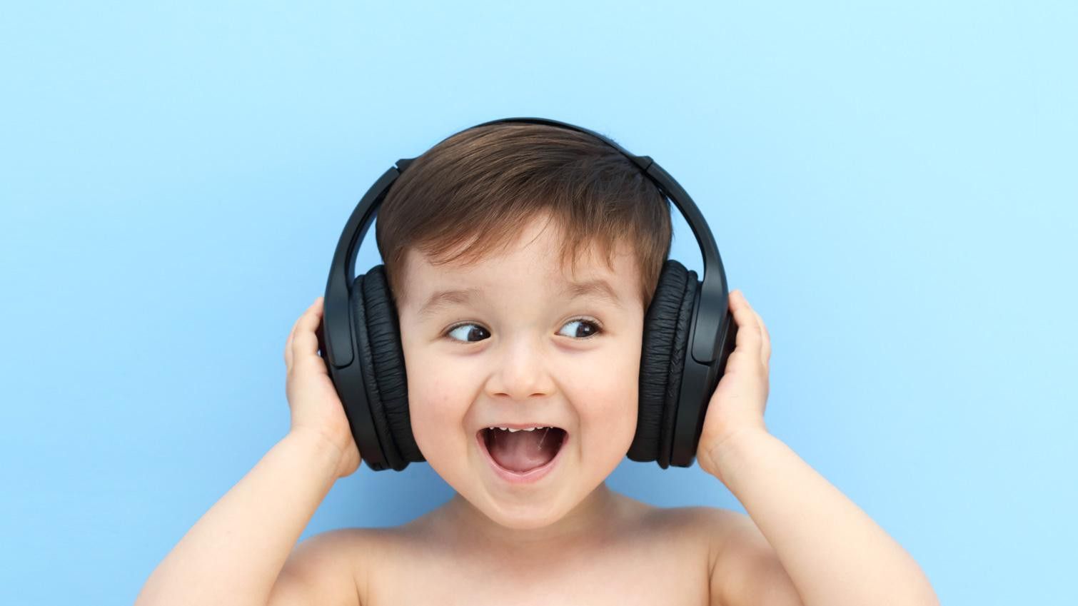 5 Manfaat Mendengarkan Musik Bagi Perkembangan Balita