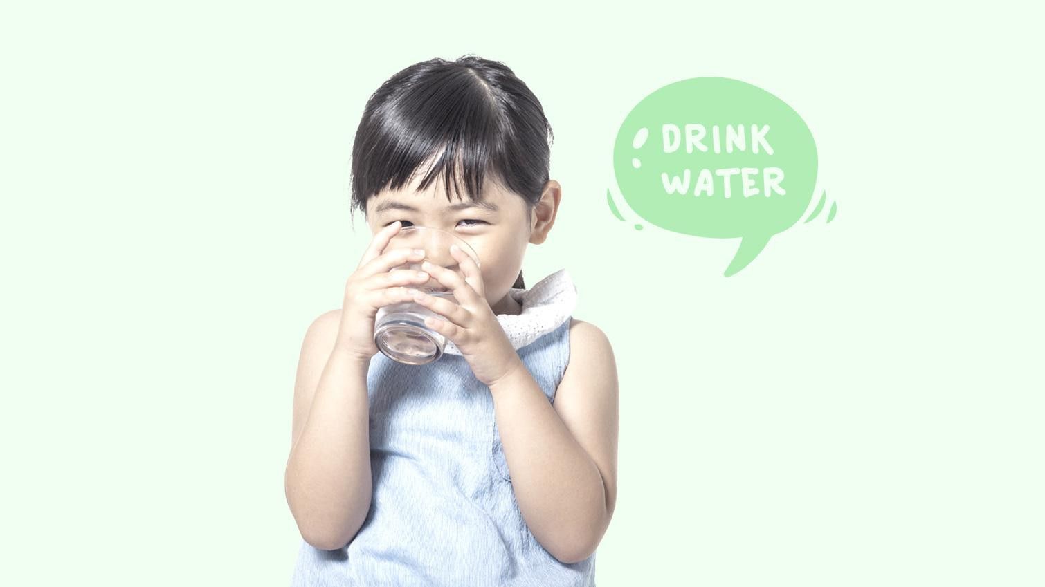 Cegah Lemas Akibat Dehidrasi, Ikuti 4 Kiat Ampuh Agar Anak Moms Suka Minum Air Putih