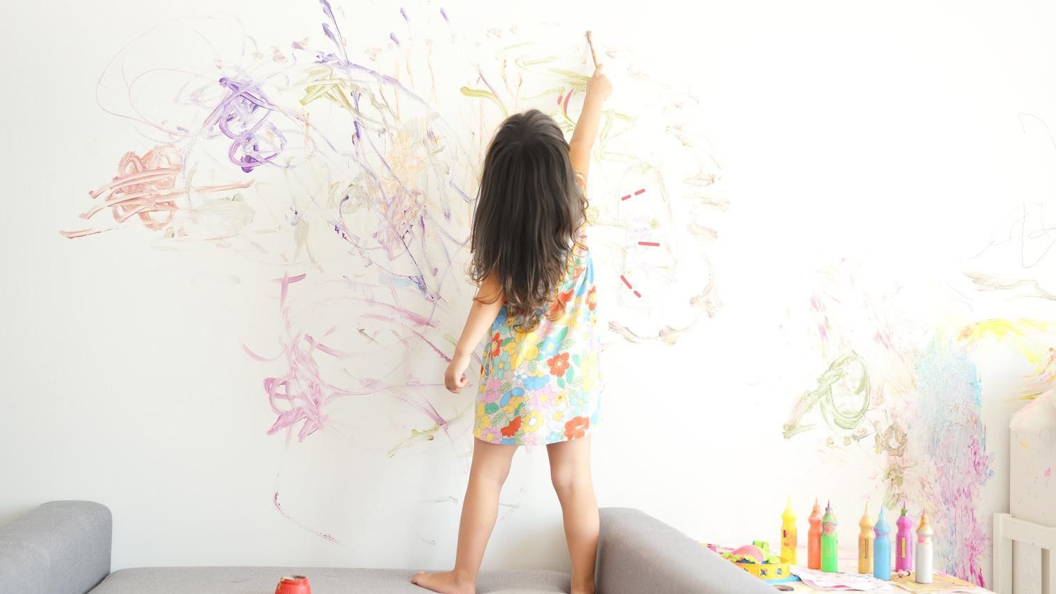 4 Cara Menyenangkan Mengatasi Balita Yang Suka Menggambar Di Dinding
