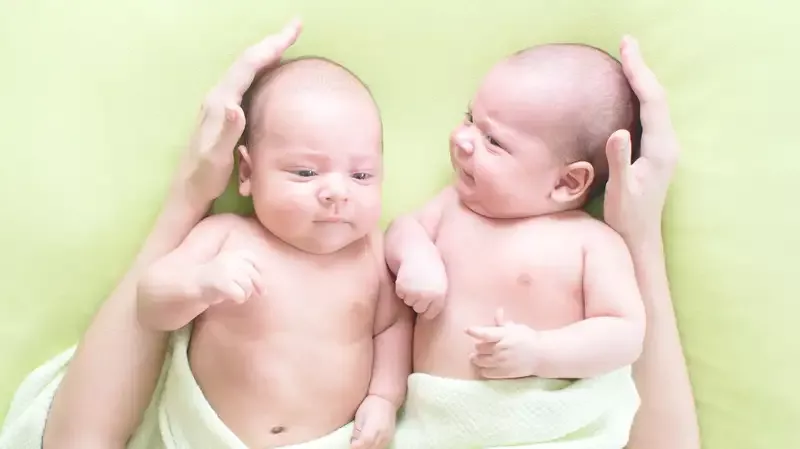Bagaimana Posisi Menyusui Bayi Kembar yang Benar?