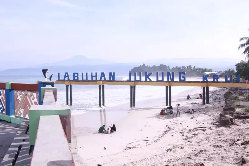 Pesona Pantai Krui Lampung, Punya Ombak Besar yang Disukai Peselancar