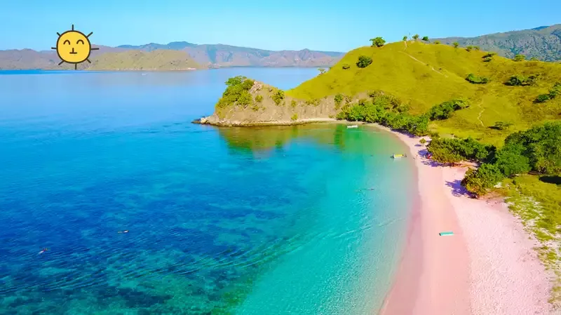 Menelusuri Pesona Pink Beach di Lombok dan Labuan Bajo, Indah Banget, Moms!