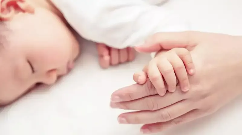 Kenapa Telapak Tangan dan Kaki Bayi Dingin Ketika Bangun Tidur?