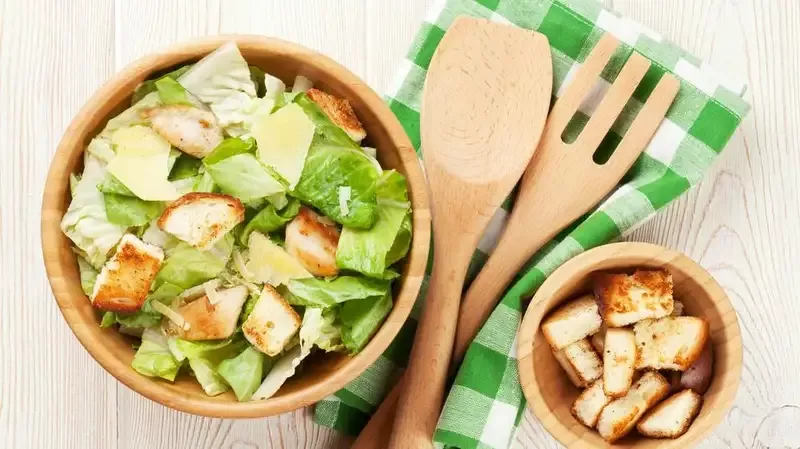 Yuk Bikin Caesar Salad Sendiri di Rumah, Sehat dan Mudah!