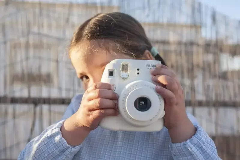 Lakukan 3 Trik Ini untuk Memotret Anak dengan Kamera Polaroid