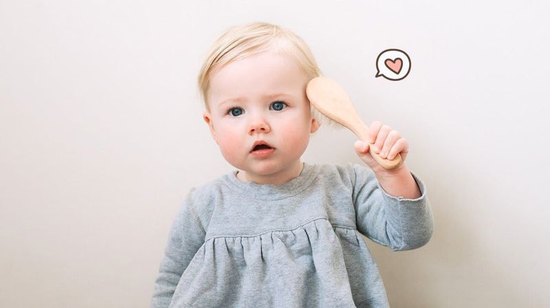 6 Rekomendasi Sisir Bayi dan Manfaatnya untuk Si Kecil