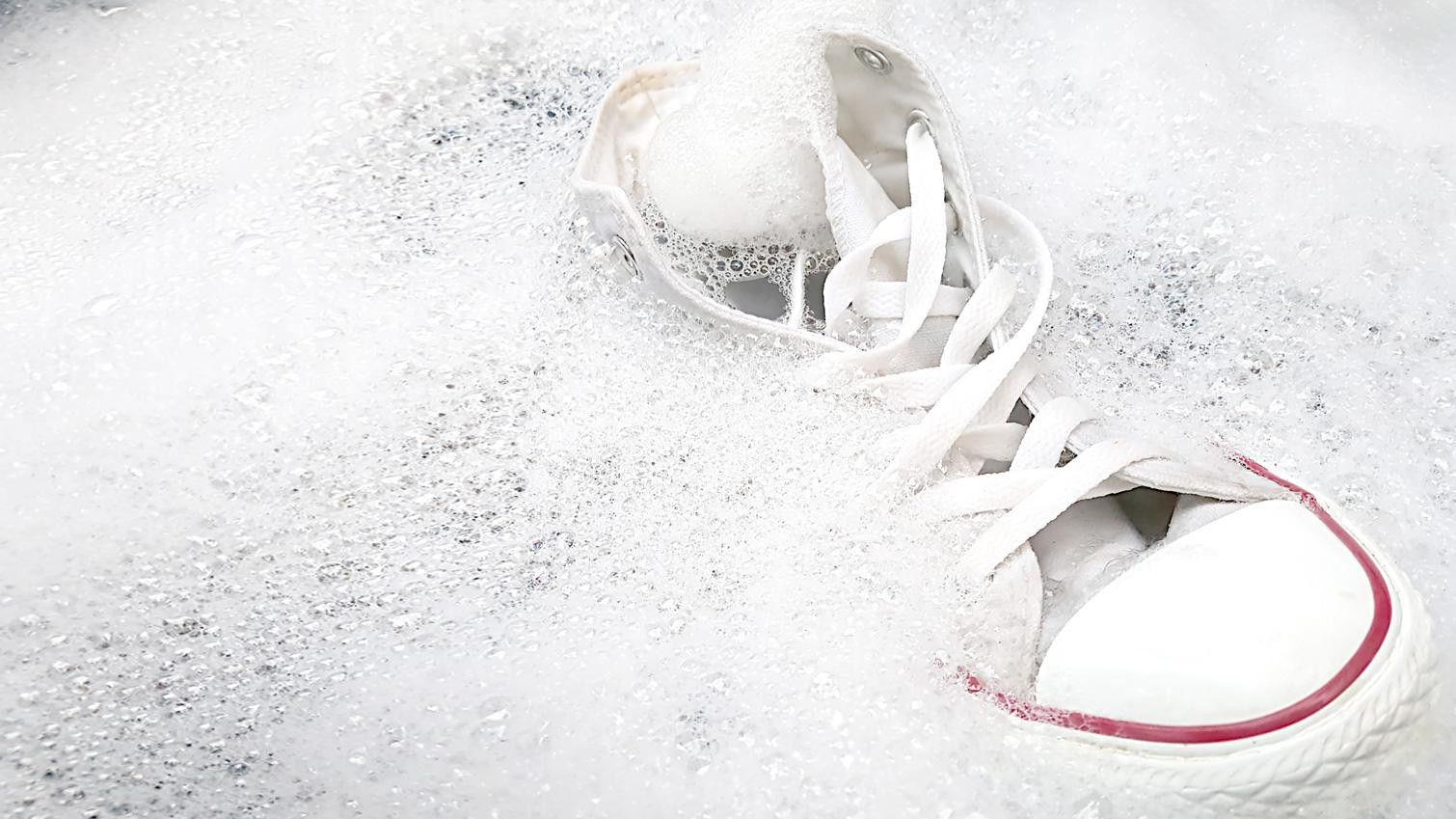 4 Cara Mudah Membersihkan Sepatu Putih