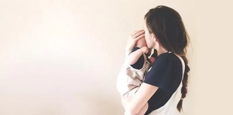 Cara Menggendong Bayi yang Tepat sesuai Usianya
