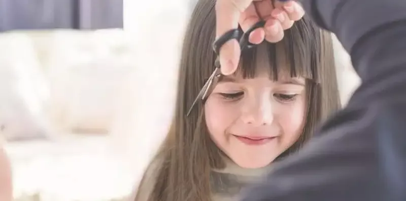Tips Mengajak Anak Potong Rambut di Salon Tanpa Rewel